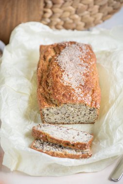Kepek susam, kepeği ve keten tohumu ile taze pişmiş ekmek, 