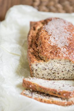 Üzerinde susam, kepeği ve keten tohumu ile kepek ekmek taze dilimlenmiş