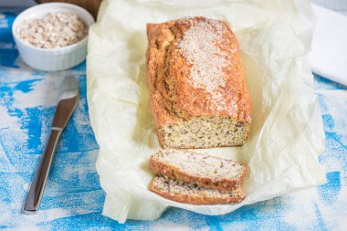Susam, kepeği ve keten tohumu bir tahta üzerinde taze pişmiş ekmek