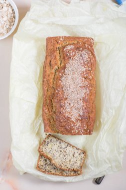 Susam, kepeği ve keten tohumu bir tahta üzerinde taze pişmiş ekmek