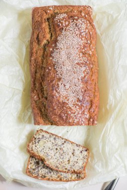 Yulaf ezmesi susam, kepeği ve keten tohumu gelen taze pişmiş ekmek