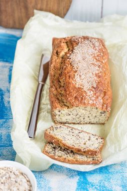 Fırından yeni çıkmış ekmek kepekli yulaf unu ile susam, dan ile kepek bir