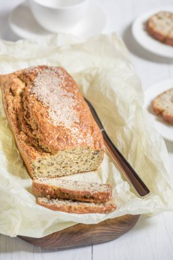 Taze pişmiş ekmek susam ahşap oyun tahtası üzerinde bir lig ile