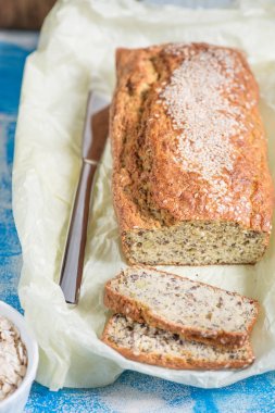 Susam ve bir tahta üzerinde keten tohumu ile taze pişmiş ekmek