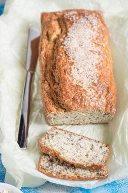 Susam ve bir tahta üzerinde keten tohumu ile taze pişmiş ekmek