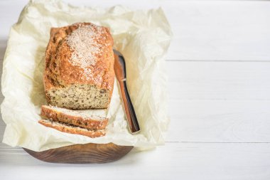 Hafif bir arka plan kni ahşap bir gemide taze pişmiş ekmek
