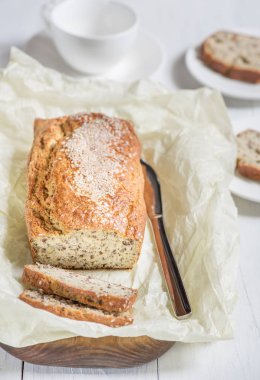 Taze pişmiş ekmek susam ahşap oyun tahtası üzerinde bir lig ile