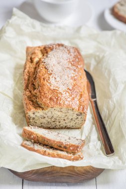 Taze pişmiş ekmek susam ahşap oyun tahtası üzerinde bir lig ile