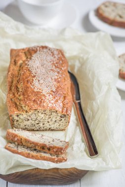 Taze pişmiş ekmek susam ahşap oyun tahtası üzerinde bir lig ile