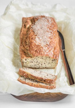 Açık renkli ahşap bir gemide taze pişmiş ekmek