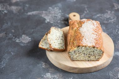 Tahtada taze pişmiş ekmek.