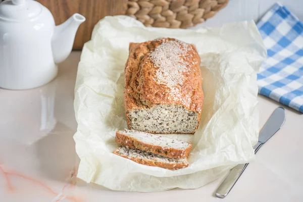 Susam, kepeği ve keten tohumu, d ile kepek ekmek taze dilimlenmiş
