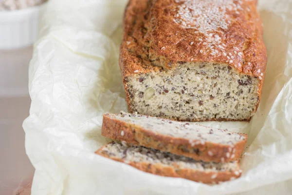 Kepek susam, kepeği ve keten tohumu o ile taze pişmiş ekmek