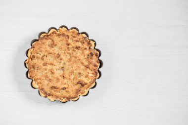 Lezzetli ekşi krema pasta izole bir ahşap açık renkli üzerinde