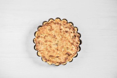 Hafif ahşap bir arka plan üzerinde lezzetli ekşi krema pasta