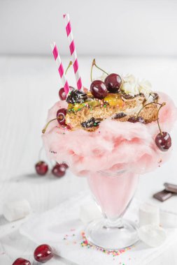 Çok büyük pembe milkshake ca bir parçası ile kiraz çilek ile