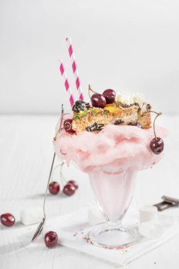 Büyük festival milkshake, kiraz, kek