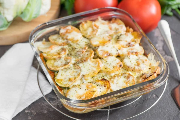 Caçarola de batata com molho de creme de leite, legumes, tomate — Fotografia de Stock