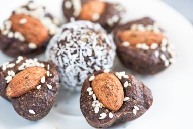 Lezzetli vejetaryen pasta ile fındık ve kuru meyve 