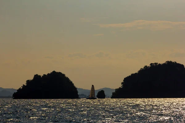 Velero cerca de la isla en el mar de Andamán al atardecer —  Fotos de Stock