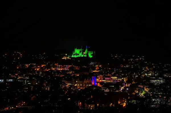 Widok Marburga z historycznego miejsca egzekucji podczas Światła Wydarzenia Marburg kupić noc. — Zdjęcie stockowe