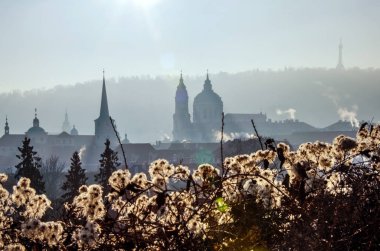 Prag 'da sabah. Kara Kule 'deki gözlem güvertesinden Küçük Tarafın görüntüsü
