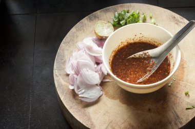  Ormanın üzerinde Tay baharatlı sos.