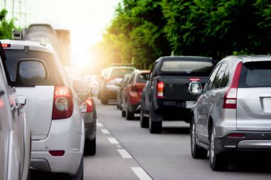 Araba yol üzerinde trafik sıkışıklığı.