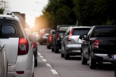 Araba yol üzerinde trafik sıkışıklığı.