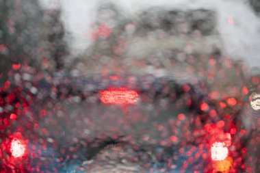 Yolculuğa cam ile yağmur.