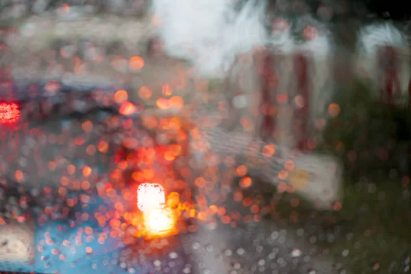 Viagem de carro com chuva em vidro . — Fotografia de Stock