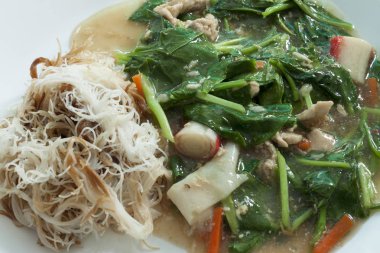 Tayland kızarmış şehriye.