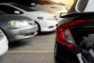 Siyah araba yolda park ediyor. Yarış ya da park için hazırlanın..