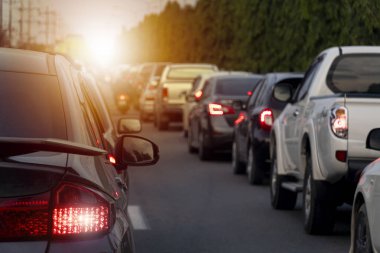 Trafik ışığı kontrolünün geçtiği asfalt kavşakta siyah araba durması lüksü. Aydınlık bir dönemde taşralarda seyahat etmek. Işık frenini aç.