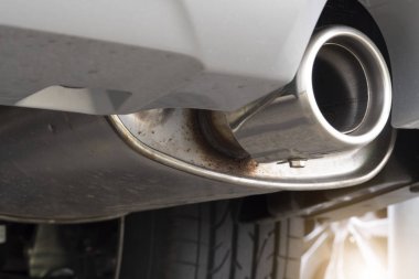 Arabanın egzoz borusunun sonundaki egzoz borusu..