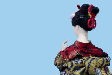 Oryantal Japon Brocade Kimono Kabuki Bebek Geyşa figürü. İzole edilmiş mavi arkaplanda yarım köşe.