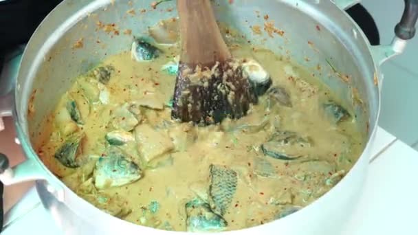Wooden stirring pot. Fish in coconut milk for prepare Steamed bun. — Stock Footage Wooden Stirring Pot Fish Coconut Milk Prepare Steamed Bun Stock Footage