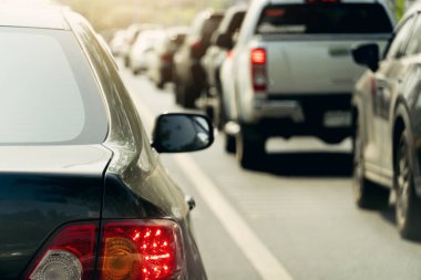 Fren açıkken arabanın arka lambası yolu aydınlatır. Kırsal kentsel yollarda trafik koşulları.
