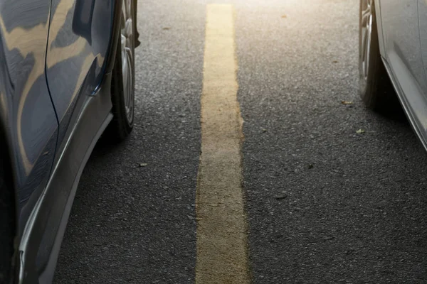 Πλευρά Ενός Γυαλιστερού Αυτοκινήτου Στην Άσφαλτο Δρόμο Λευκή Κίτρινη Γραμμή — Φωτογραφία Αρχείου