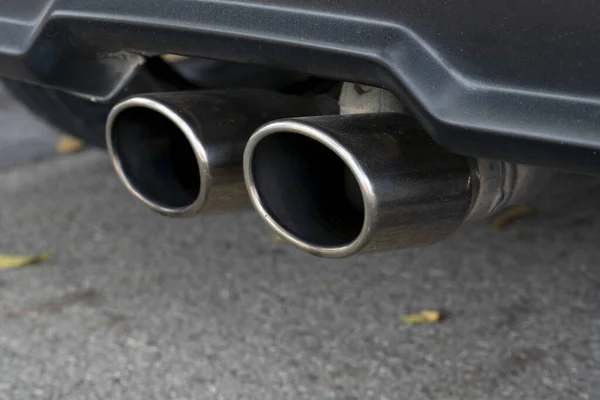 閉じる中古車の排気管を閉じます 道路に汚染を引き起こす可能性があります — ストック写真