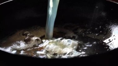 Yumurtaları tavaya kızgın yağla kır..