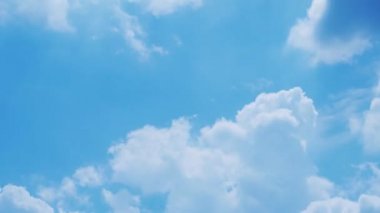 Beyaz bulutların zaman arkaplanı gökyüzünde gündüz hareket eder.