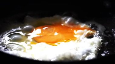 Tavada yağlı sahanda yumurta. Sıcaktan tüylü.