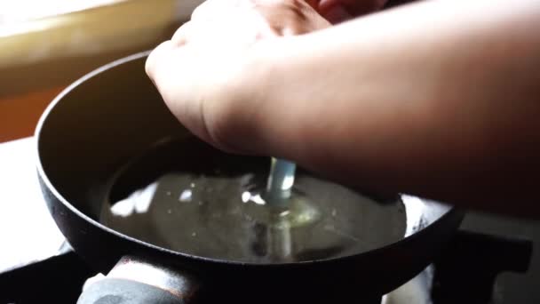 Casser les œufs dans la poêle avec de l'huile chaude .