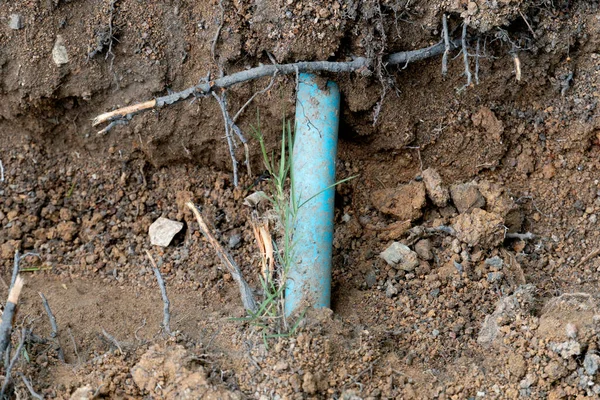 Cavando Suelo Hasta Que Encontró Tubo Azul Pvc Enterrado Bajo — Foto de Stock