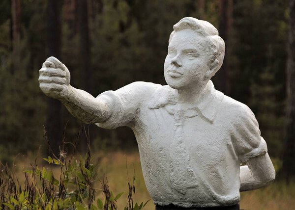 памятник первопроходцу в лагере
