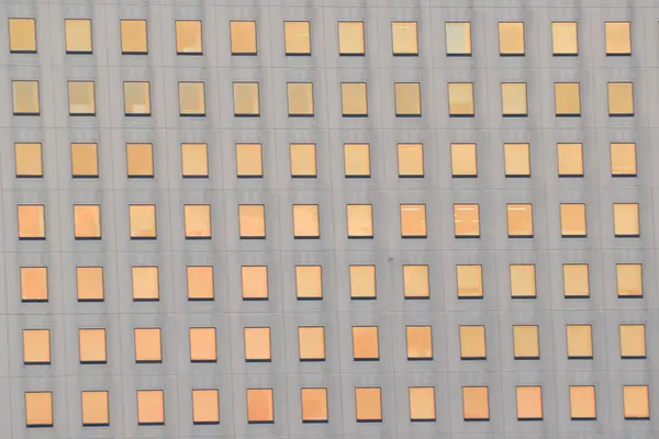 windows ile binanın duvarına