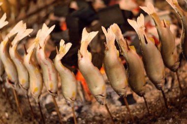 Ateşte ızgara balık.