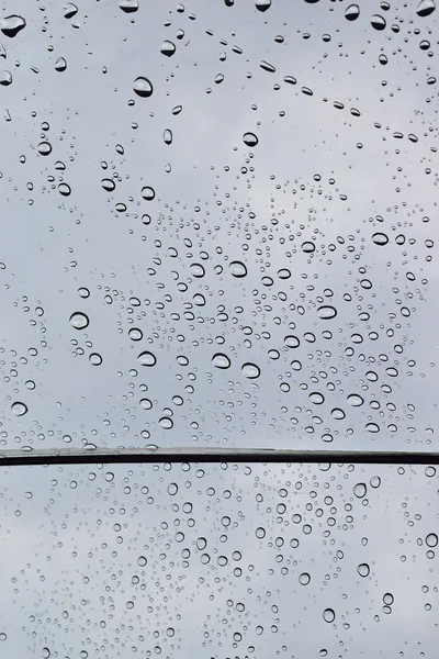 Gotas de agua de lluvia macro en paraguas de plástico transparente — Foto de Stock