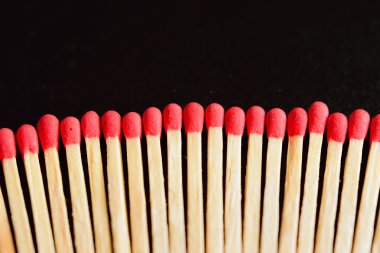 Siyah arkaplanda kırmızı kibritleri kapat